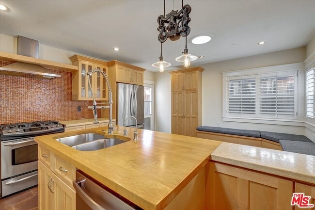 Building Photo - 135 N Gower St