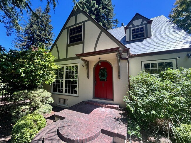 Building Photo - 1470 Fernwood Dr