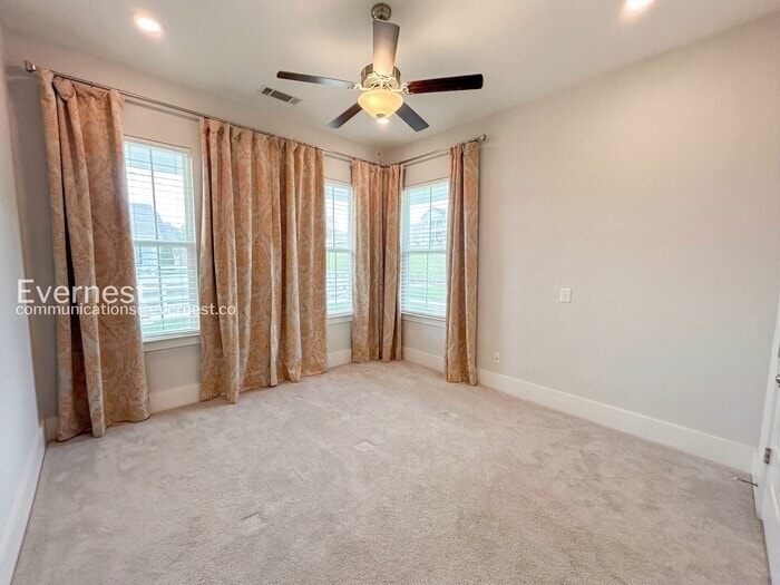 Building Photo - 640 Henry Ln