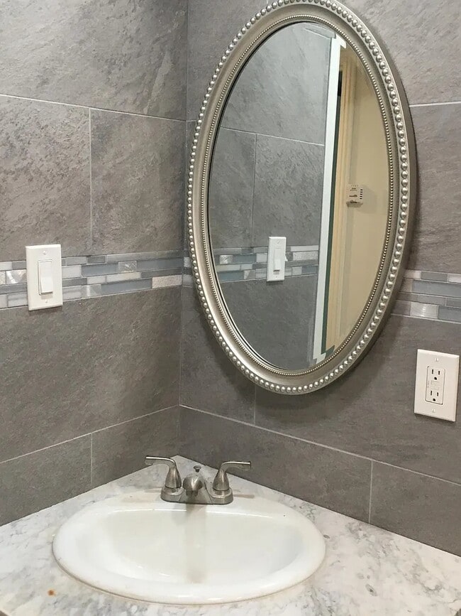 Building Photo - 1222 Palamos Ave