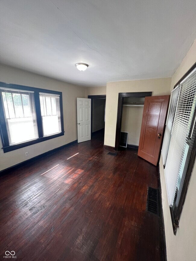 Building Photo - 1341 N Parker Ave