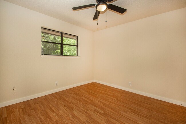 Building Photo - House for Lease in Denison Area - 3/2/2