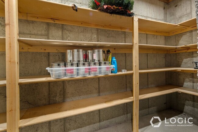 Building Photo - 9223 Silver Lake Dr