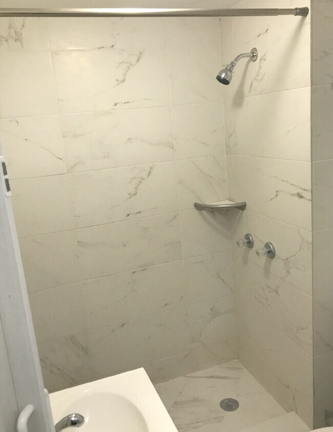 Building Photo - Efficiency/Studio for Rent – Available Imm...