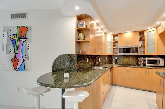 Building Photo - 300 Bayview Dr
