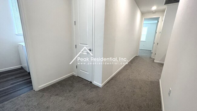 Building Photo - Newer 3bd/2.5ba North Natomas Townhouse with 2 Car Garage!