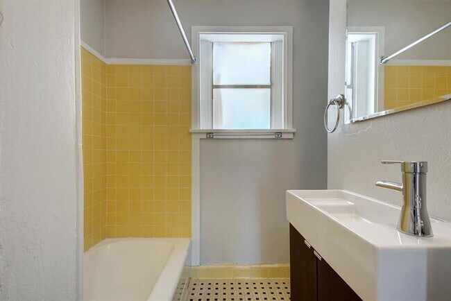 Building Photo - 935 E 53rd St