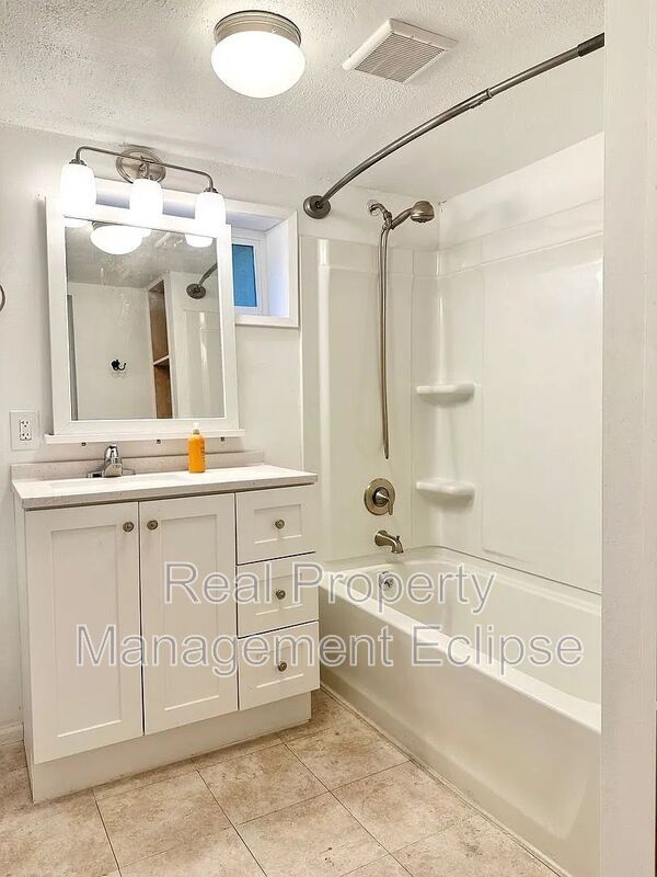 Building Photo - 295 NW Cherry Pl