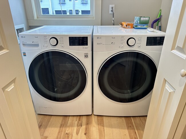 Building Photo - 39 Snow St