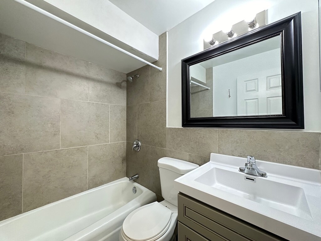 Building Photo - 3732 N Pine Grove Ave