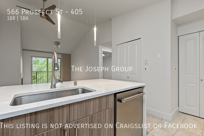 Building Photo - Bright 1-Bedroom in Seattle!