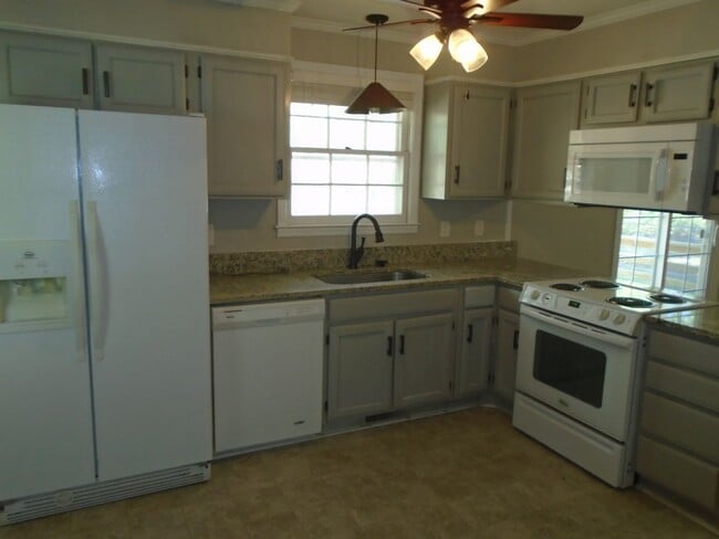 Building Photo - Charming 3 bedroom 2 bath home that is centrally located! Just minutes to area bases, shopping an...