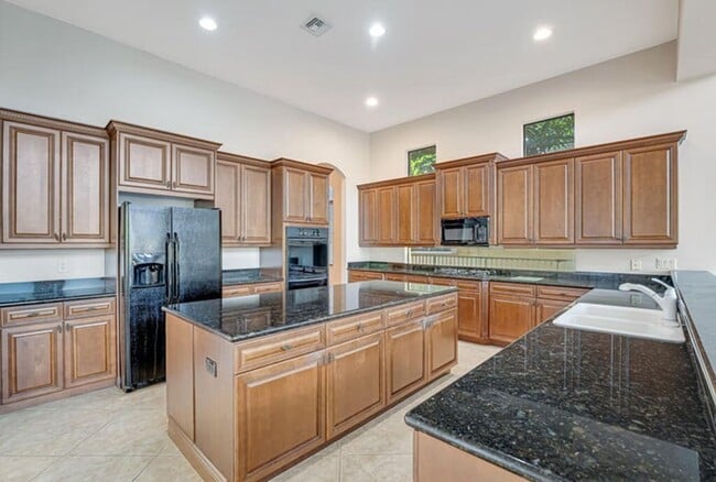 Building Photo - 10513 Versailles Blvd