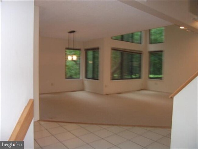 Building Photo - 83 Sayre Dr