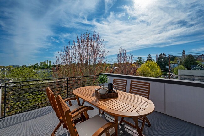 Building Photo - Modern 2BR End-Unit Townhome with Two Rooftop Decks