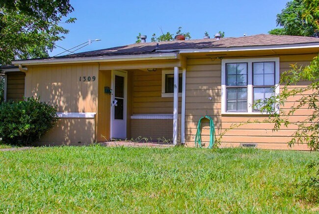 Primary Photo - 3 Bed / 1 bath, with carport - Interior up...