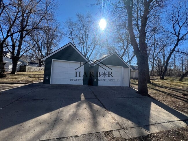 Building Photo - Newly Remodeled 2 Bedroom + Bonus Room Home