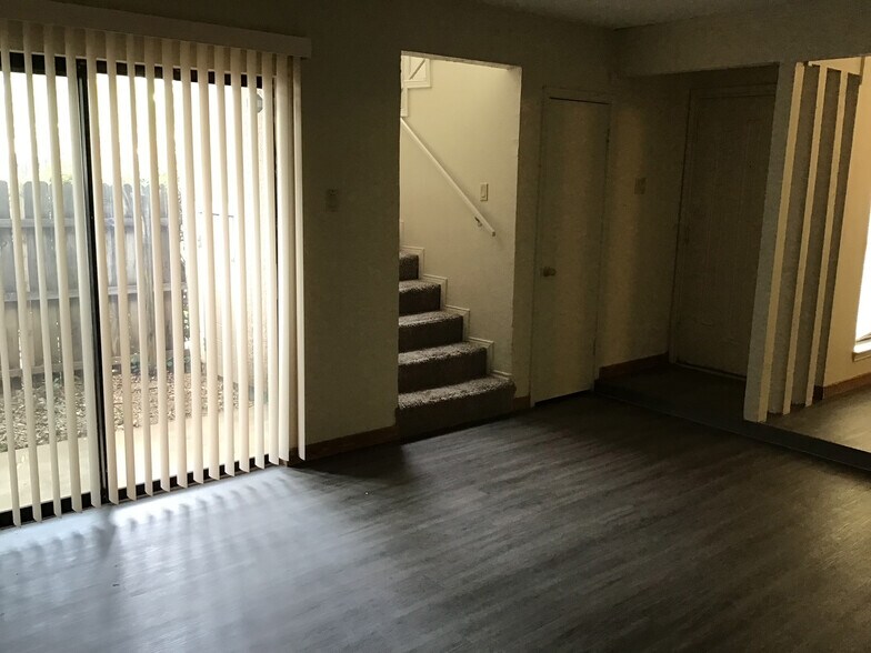 2 bedrooms - 2227 Madison Dr