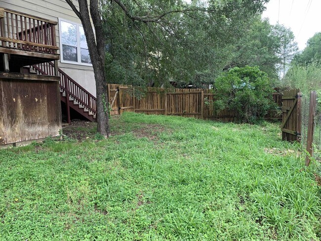 Building Photo - *MOVE IN SPECIAL* Charming 3BD/2.5BA With Deck — Loop 1604 & Potranco!