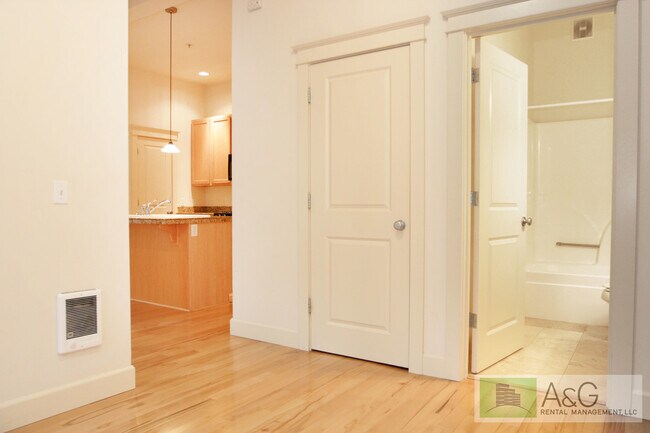 Building Photo - Charming 1-Bedroom Condo with Garage in Prime Goose Hollow Location