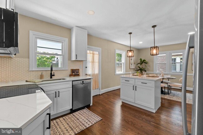 Building Photo - 3027 Lavender Ave