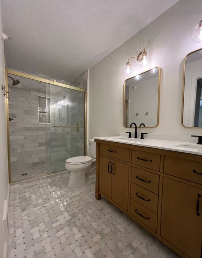 Building Photo - Stylish North Loop Living for $3,499/month...
