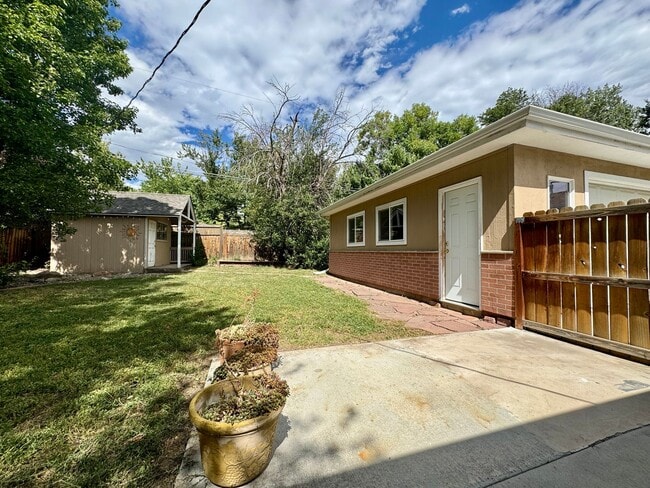 Building Photo - Beautiful 2 bedroom, 1.5 bathrooms plus an office!! Available NOW!