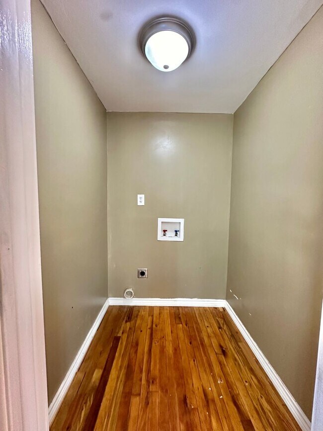 Building Photo - COMING OCTOBER 2025 - Spacious 1-Bedroom A...