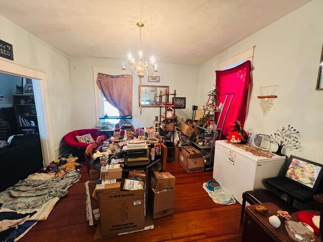 Building Photo - Charming 3bdrm/1.5bth Home Conveniently Lo...
