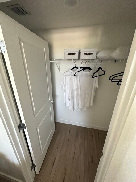 Building Photo - 670 W 77th St