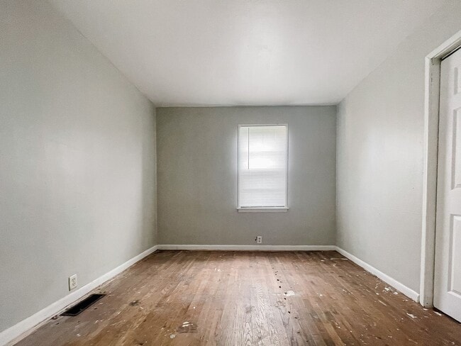 Building Photo - 4 Bed 2 Bath