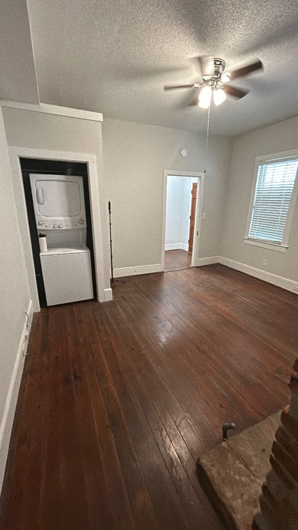 Building Photo - 1 bed / 1 bath ~ Coming October 2025