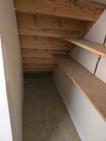 10 - Pantry - 100 5th Ave
