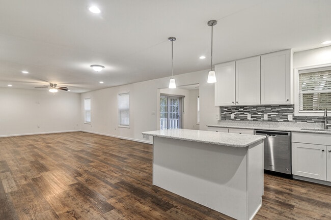Building Photo - 164 River Cliff Cir