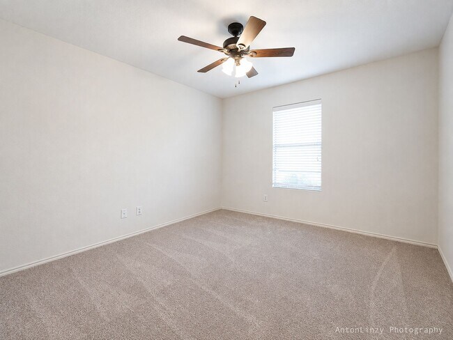 Building Photo - 2374 Somerset Dr