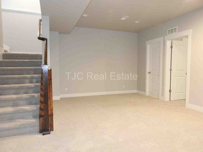 Building Photo - Central Park Home for Rent! Mountain Views!
