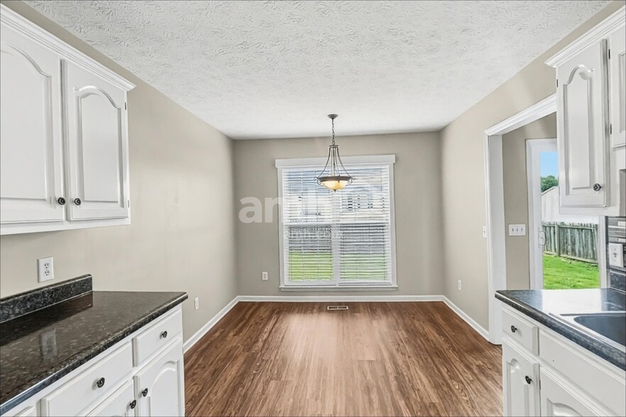 Building Photo - 201 Fox Hunt Ln