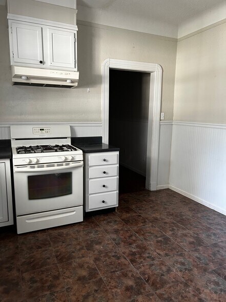 Kitchen - 4667 Western St