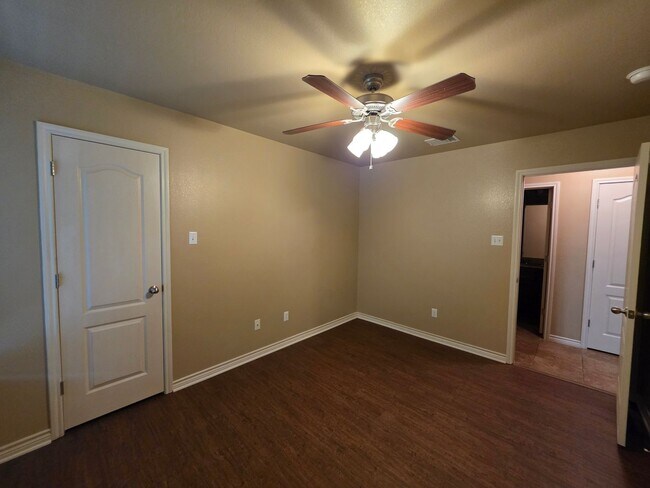 Building Photo - Beautiful 3 Bed, 2 Bath Duplex in Clear Creek Area - Viewable Now
