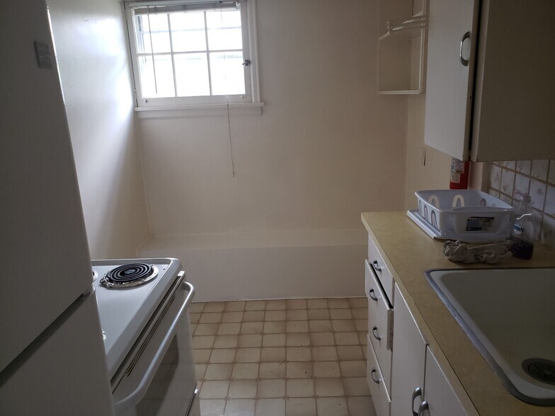 Building Photo - 323 5th St