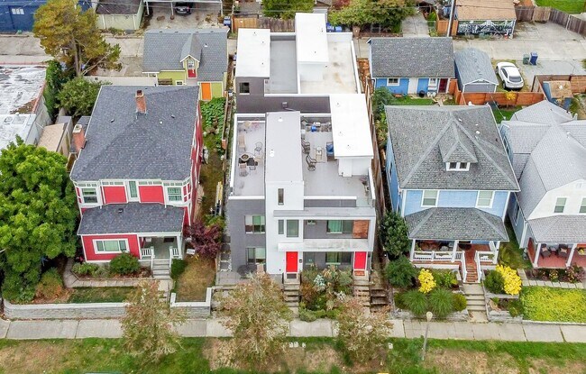 Building Photo - Modern Townhome