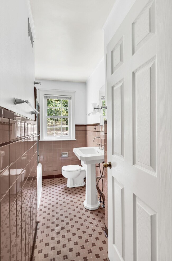 Building Photo - 5040 Stillwood Dr