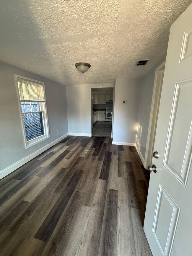 Building Photo - 1024/1026 W 8th St.