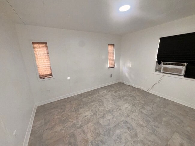 Building Photo - 1137 S Christiana Ave