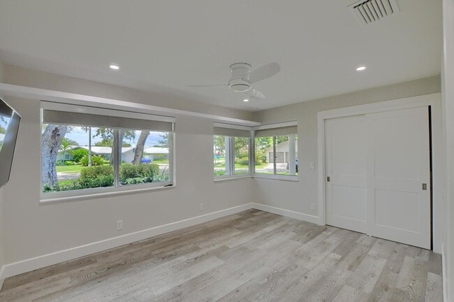 Building Photo - 88 SW 10th Dr