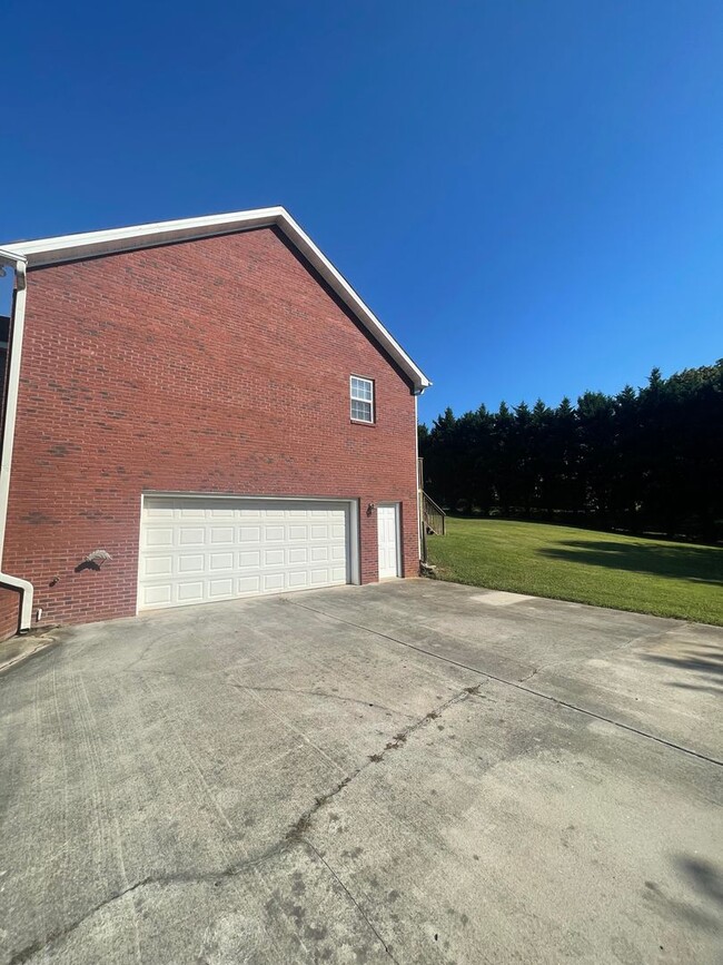 Building Photo - Charming Mountain Retreat in Seymour, TN!