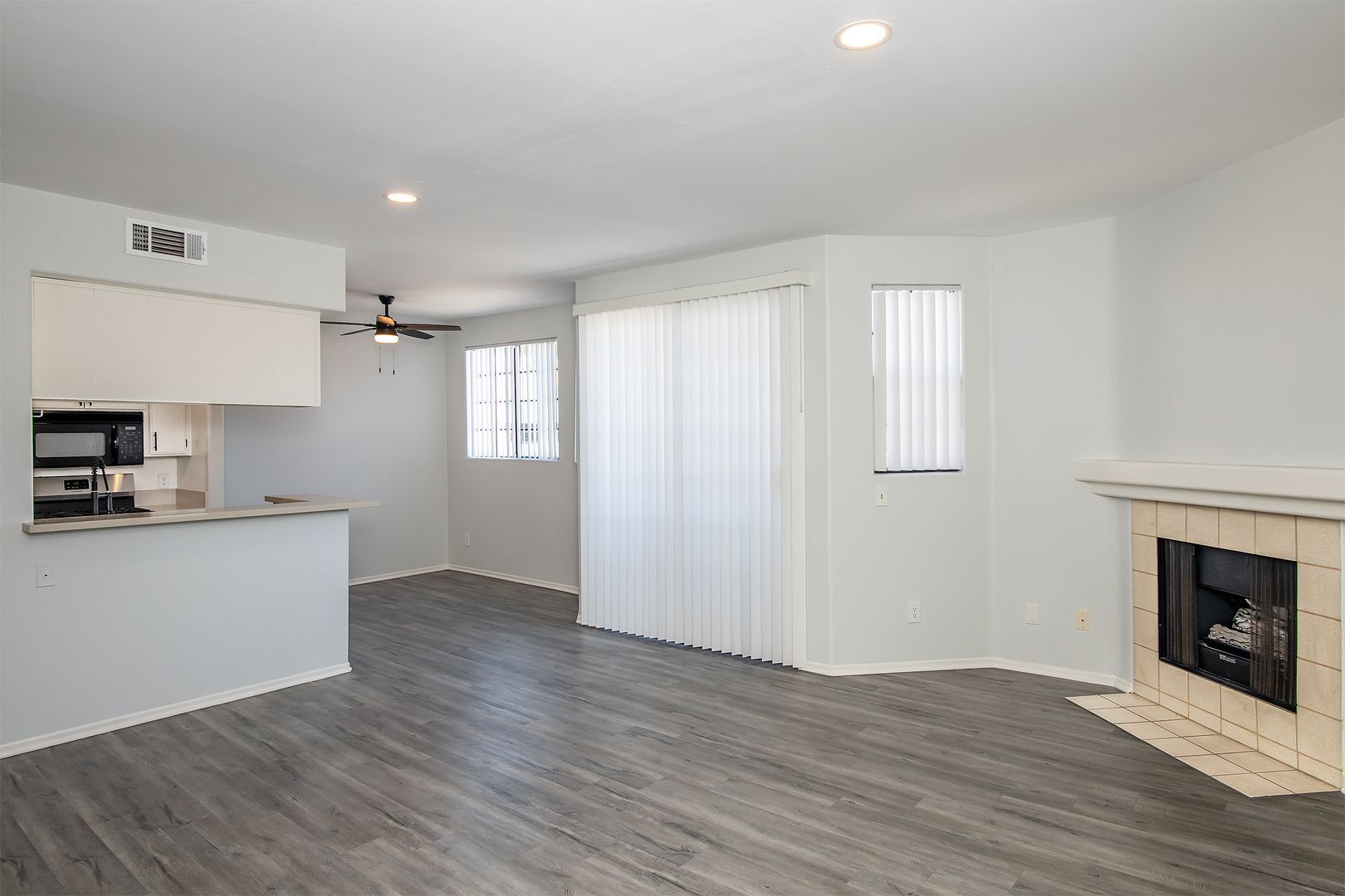 Interior Photo - 520 N. Hollywood Way