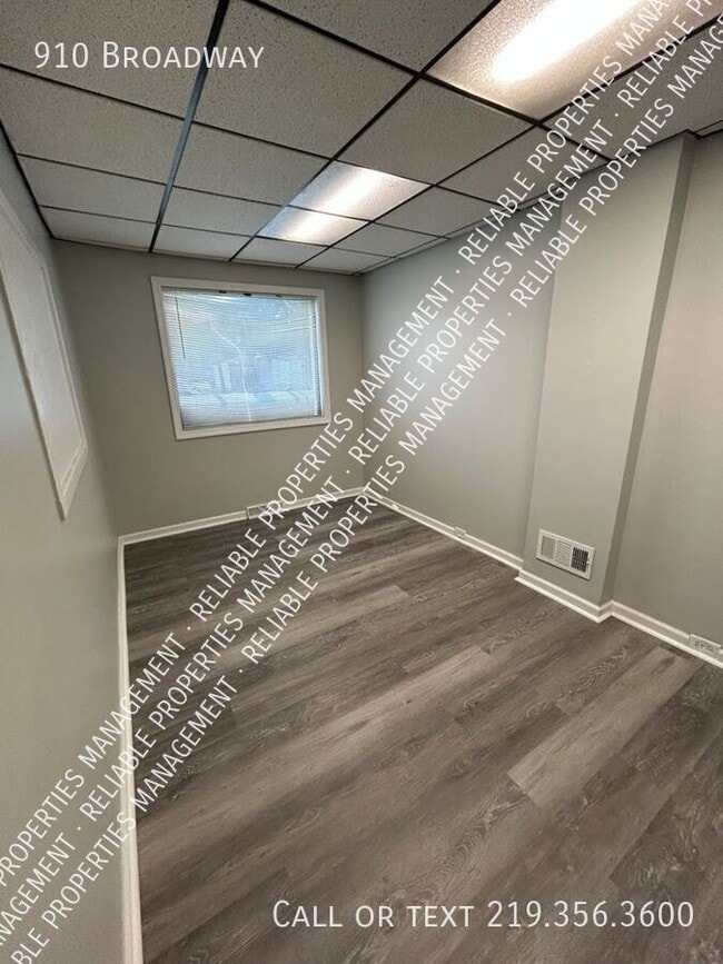 Building Photo - 910 Broadway-