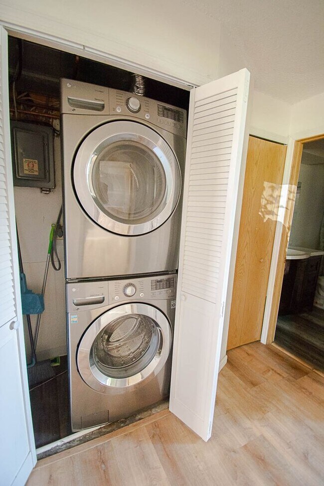 Building Photo - Spacious 2BR Twin Home with In-Unit Laundry
