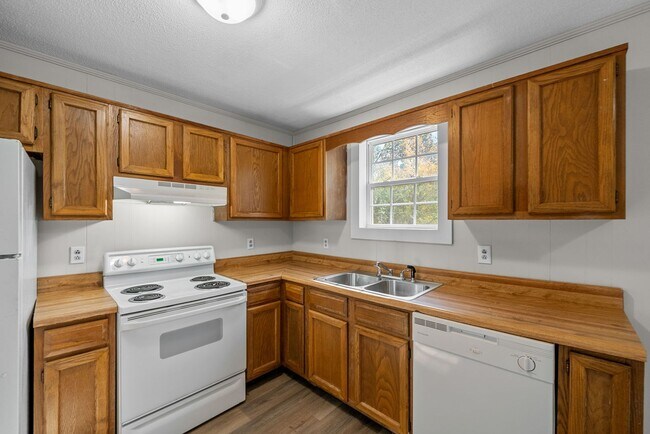 Building Photo - 3 Bedroom Pet Friendly Home For Rent!